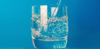 آیا نوشیدن ۸ لیوان آب در روز جنبه علمی دارد؟