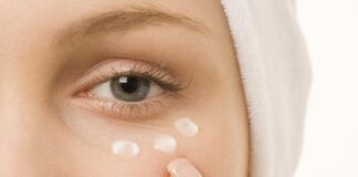 ۲۱ بهترین کرم دور چشم در سال ۲۰۲۲