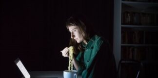 مشکلاتی که دیر شامخوردن برای سلامتی ایجاد میکند