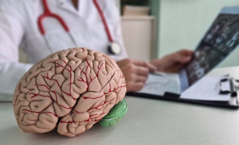 داروی آزمایشی vorasidenib پیشرفت تومور را در مبتلایان به سرطان مغز به میزان قابل‌توجهی کُند کرد