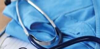 تأخیر بیمهها در پرداخت مطالبات پزشکان باعث خروج آنها از بخش دولتی میشود