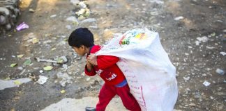 وزارت بهداشت مکلف به پذیرش و درمان کودکان کار و زبالهگرد است