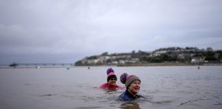 شناکردن در آب سرد به بهبود علائم یائسگی کمک میکند