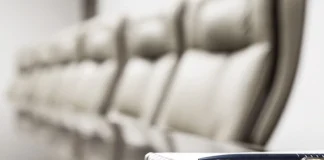 محدودشدن کارکنان شرکتهای داروسازی در کمیتههای مشورتی FDA در راستای مبارزه با تعارض منافع 🌍رئیس سازمان غذاوداروی آمریکا (FDA) روز پنجشنبه از اجرای سیاستی جدید خبر داد که به موجب آن، بهجز مواردی که از نظر قانونی مجاز باشد، کارکنان شرکتهایی که تحت نظارت این نهاد قرار دارند—از جمله شرکتهای دارویی—از عضویت رسمی در کمیتههای مشورتی FDA منع خواهند شد. 🌍مارتین مَکاری افزود که این دستورالعمل با هدف ارتقاء «شفافیت رادیکال» و کاهش نفوذ احتمالی صنعت و تعارض منافع اتخاذ شده است. وی در پستی در رسانه اجتماعی ایکس نوشت که سازمان غذاوداروی آمریکا (FDA) سابقهای از تأثیرپذیری نادرست از منافع شرکتهای تجاری دارد.