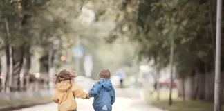 هشدار روانپزشک کودک: کودکان را در معرض اخبار ناگوار قرار ندهید