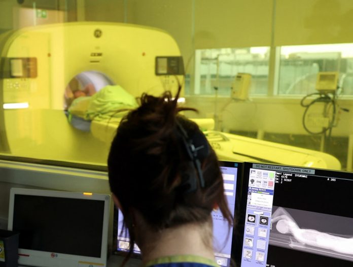 پرتو درمانی با دُز پایین، روش ایمن و موثر برای آرتروز زانو